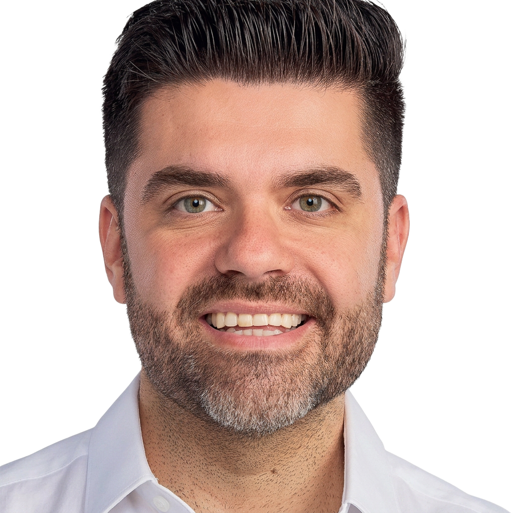 Danilo Joan em ação de campanha ao lado de apoiadores